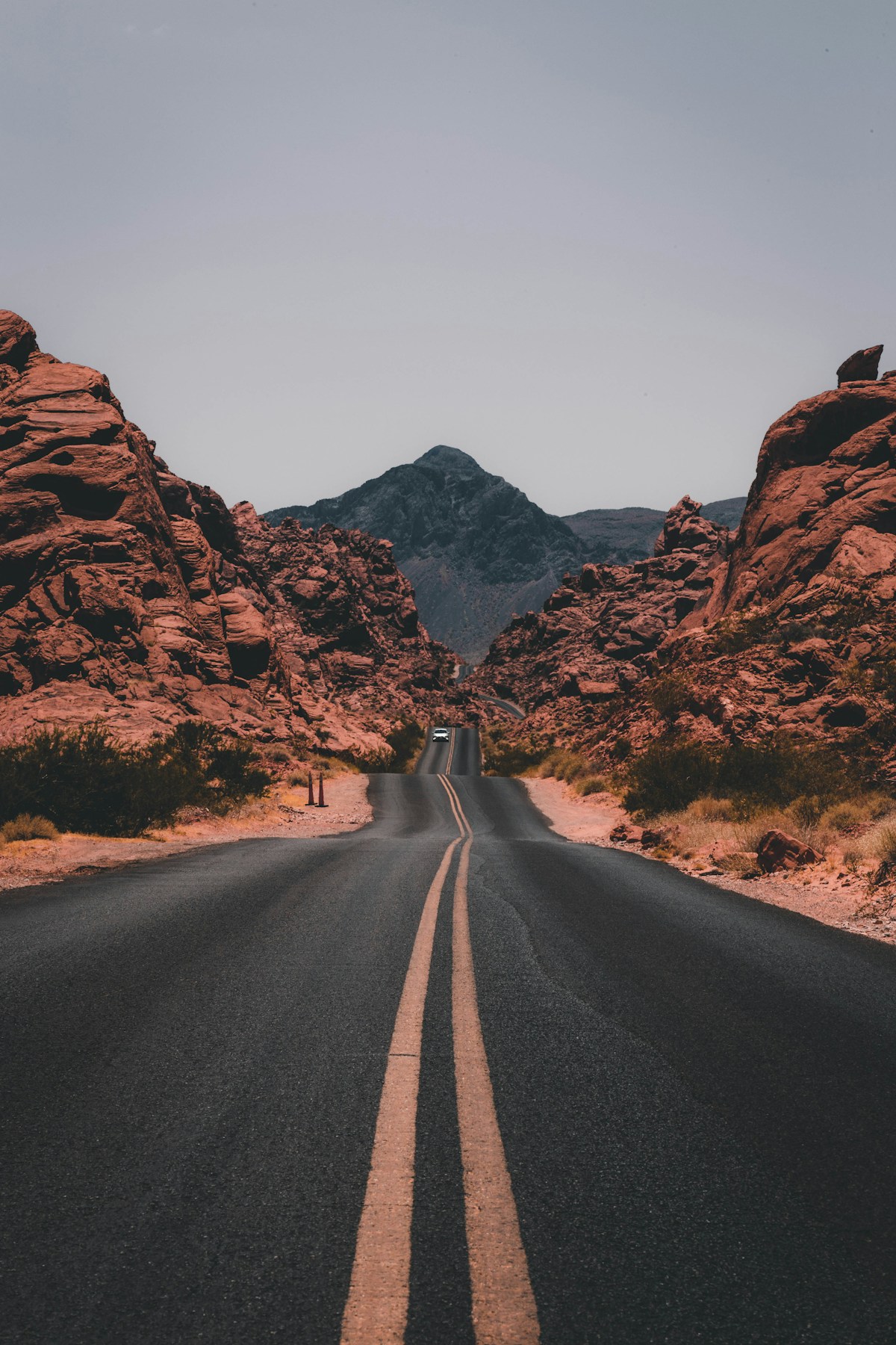 夏天旅行途中的公路